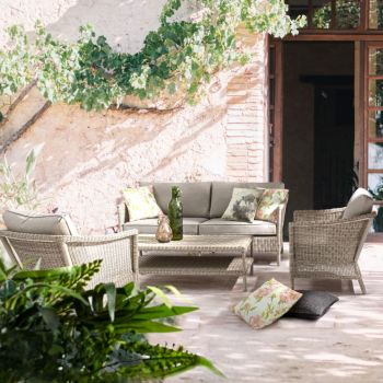 Fauteuils, table basse et canapé de jardin en résine gris