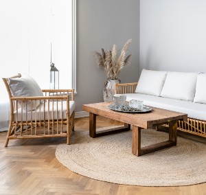 salon en rotin naturel avec table basse bois