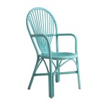 fauteuil en rotin bleu avec accoudoirs