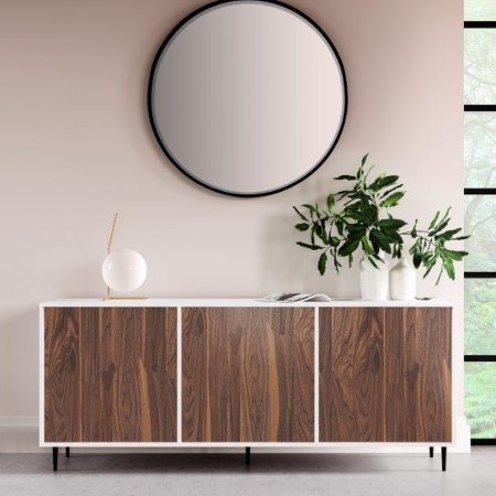 Meuble buffet déco en noyer avec plantes et miroir