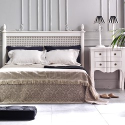 Tête de lit blanche en pin et cannage avec chevet blanc