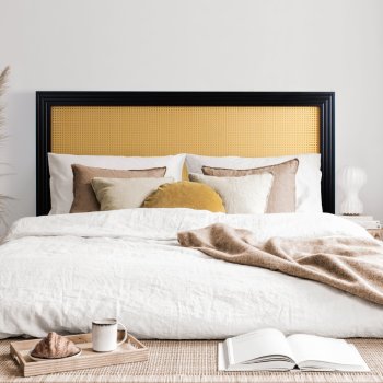Tête de lit en cannage rotin couleur naturelle avec un contour bois noir