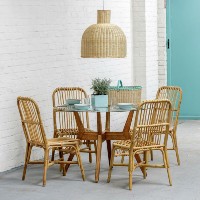 Chaises en rotin naturel vintage autour d'une table