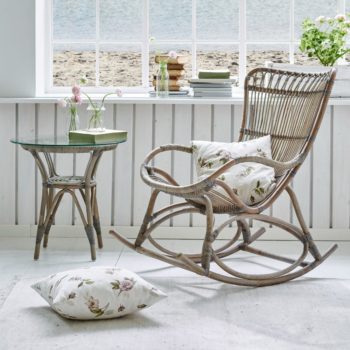 Table d'appoint en rotin ronde avec rocking chair