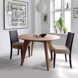 Table ronde en bois scandinave avec chaises