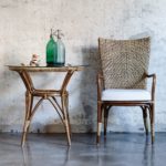 table ronde avec verre en rotin