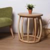 Table basse ronde avec cannes de rotin et plateau bois