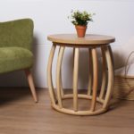 Table basse ronde avec cannes de rotin et plateau bois