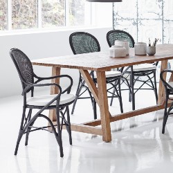 Chaises rotin avec accoudoirs noires et table teck