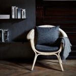 Fauteuil en rotin design Madame avec coussins noirs