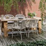 Fauteuils de table de jardin en résine et table en teck