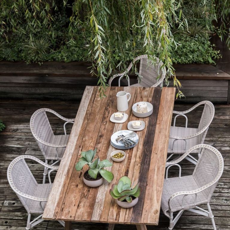 Chaises de repas extérieur autour d'une table en teck