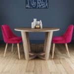 Chaises en tissu et bois massif avec table ronde en bois