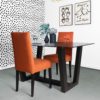 Table en bois et verre avec chaises de repas