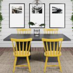 Chaises jaunes scandinaves et table noire