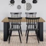 4 chaises noires scandinaves autour d'une table en bois