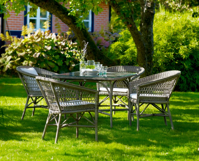 Fauteuils en résine tressée pour le repas avec table