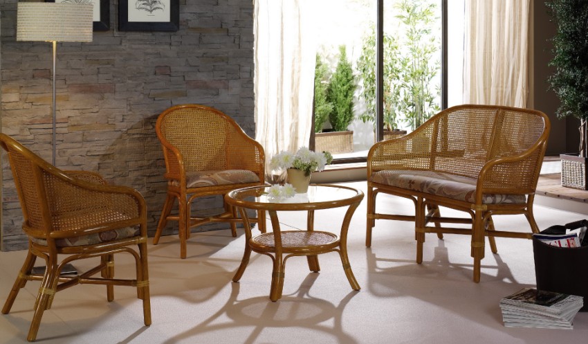 Canapé, fauteuils et table basse en rotin pour la véranda