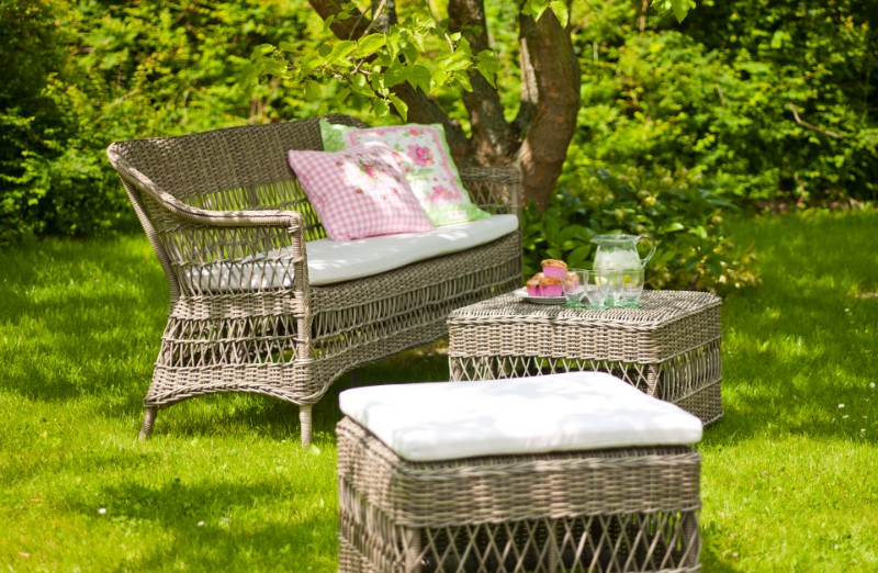 Salon de jardin en résine tressée couleur taupe avec coussin