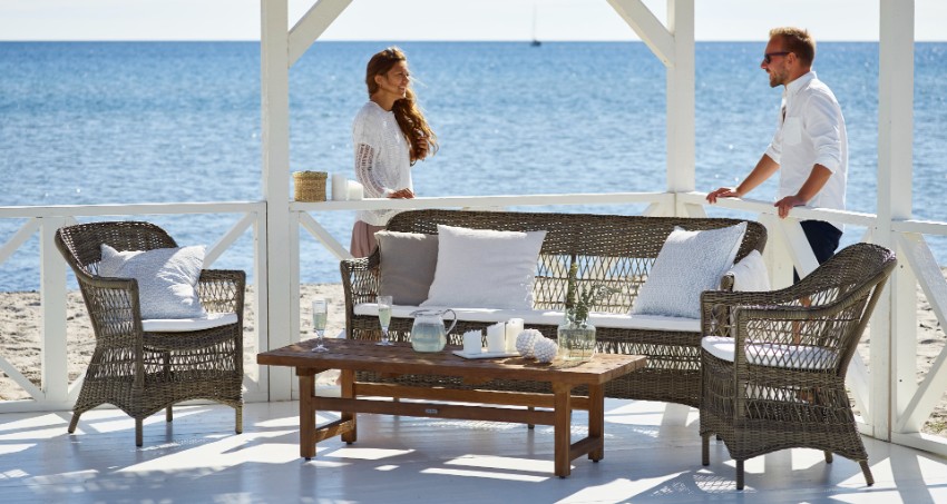 Salon de jardin en résine tressée avec table basse en teck