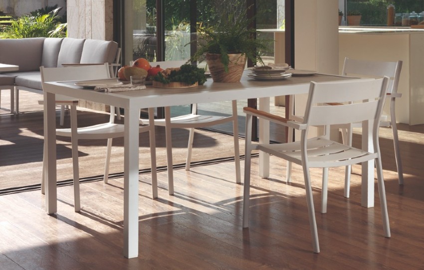 Table avec chaises en aluminium blanc pour l e jardin ou la véranda