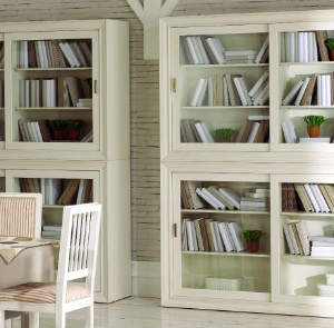 Grands meubles bibliothèques avec portes vitrées