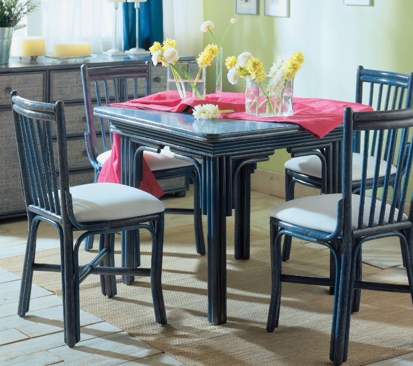 Table de repas carrée en rotin avec chaises