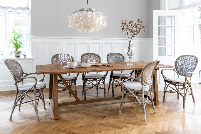 Fauteuils de table en rotin et table de salle à manger en bois