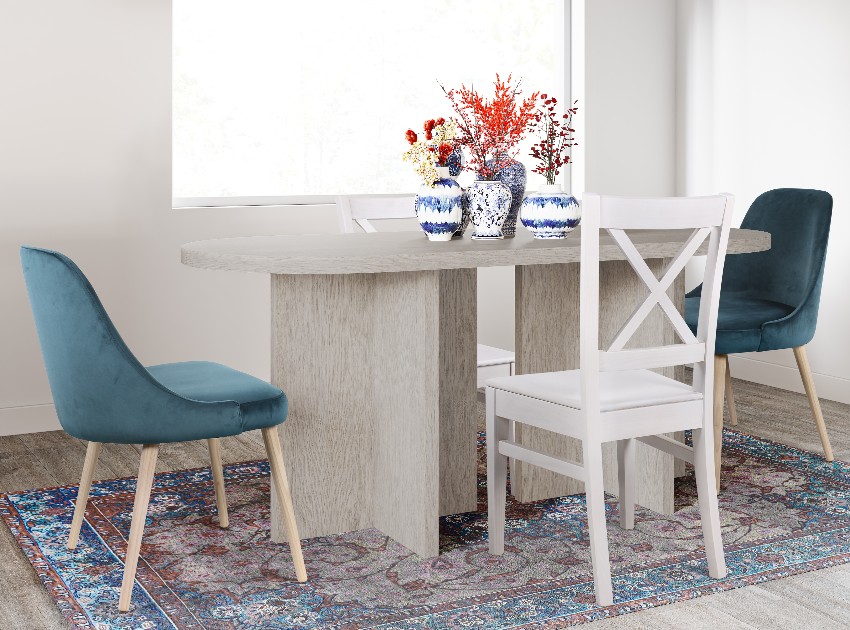 Chaises de salle à manger en bois et en tissu autour d'une table de repas