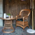 Fauteuil et table en osier brun