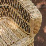 Gros plan sur fauteuil osier blanc