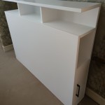 Tête de lit blanche avec rangement intégré