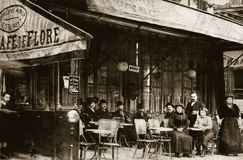 Fauteuils en rotin sur la terrasse du Café de Flore