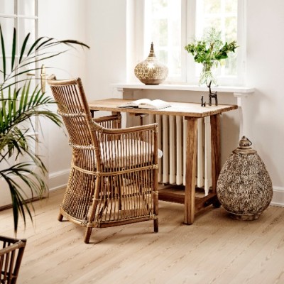 Fauteuil en rotin naturel Sika Design avec console bois et plantes