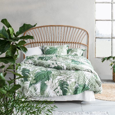 Tête de lit en rotin naturel et plantes d'intérieur