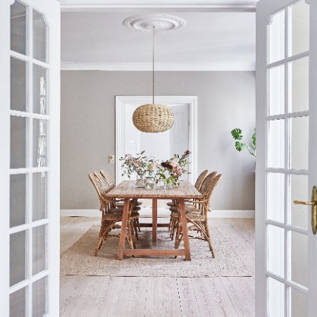 Déco zen avec table en bois chaises en rotin et plantes