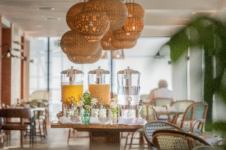 Salle à manger zen en bois avec plafonniers en rotin