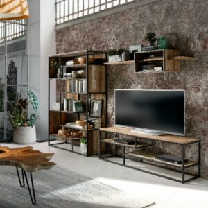 Intérieur loft avec murs en brique et meubles bois et métal