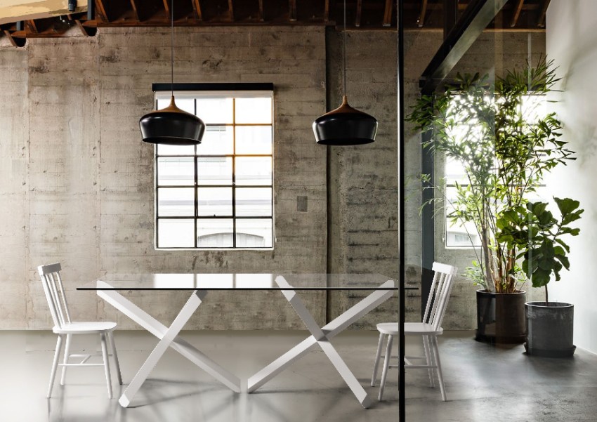Table de salle à manger bois massif avec chaises bois intérieur industriel