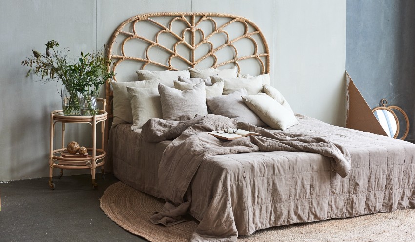 Chambre de style bohème chic avec tête de lit rotin