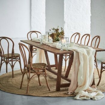 Table en bois massif avec chaises en rotin style vintage