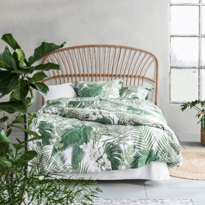 Tête de lit en rotin de couleur naturel et plantes