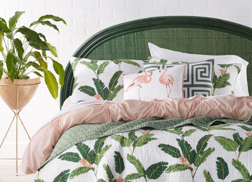 Tête de lit en rotin tissé verte avec plante