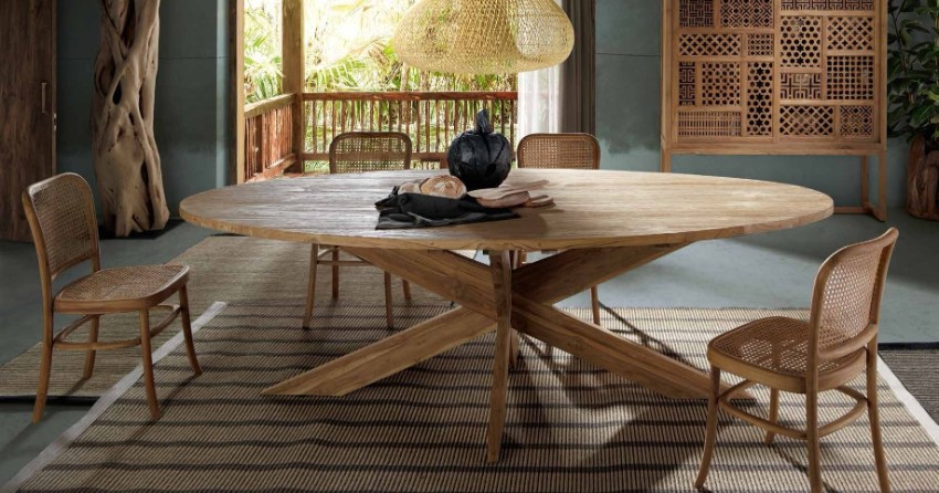 Table ronde en bois massif pour la salle à manger avec chaises