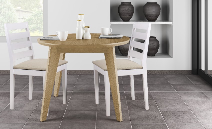 Chaise de repas en bois massif blanches avec table en bois naturel