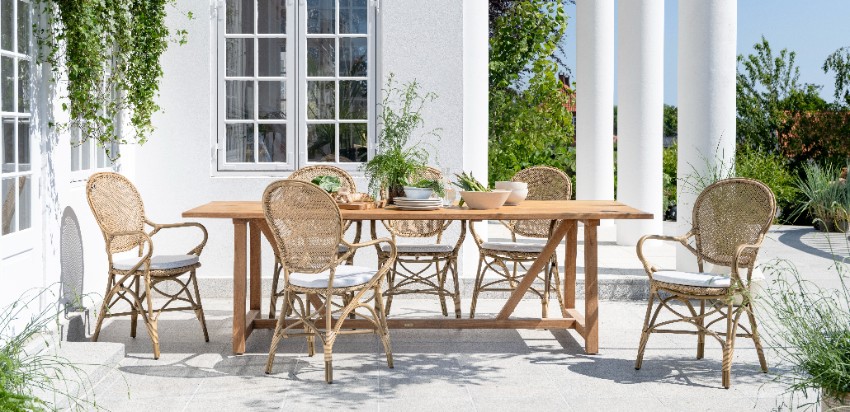Ensemble table en bois et chaises en rotin synthétique pour l'extérieur