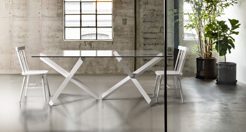 Table de salle à manger moderne avec plateau verre et chaises en bois