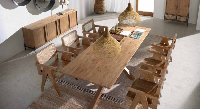 Chaises de salle à manger en bois massif atour d'une table rectangle en bois