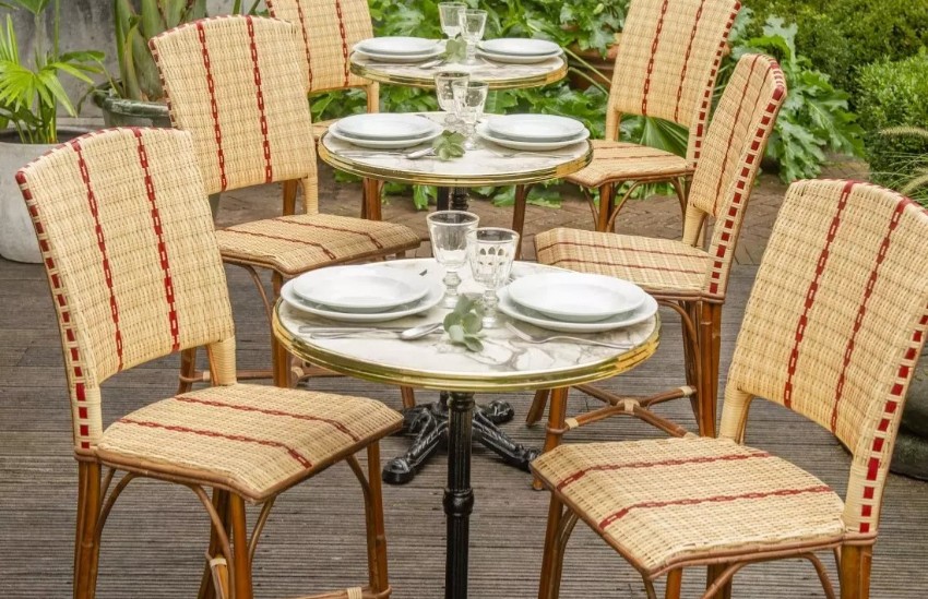 Chaises de bistrot résine et rotin avec guéridon pied métal