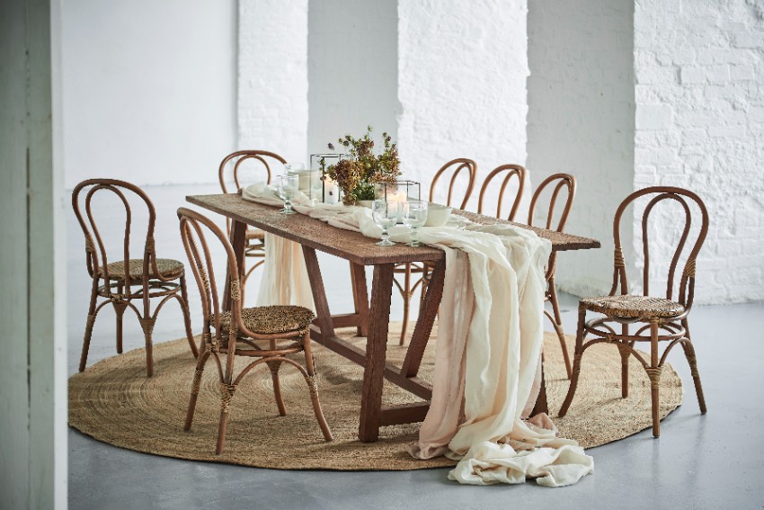 Chaises en rotin de style bistrot avec table en bois massif